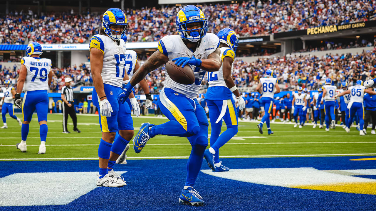 Los Angeles Rams running back Kyren Williams rushes into the end zone ...
