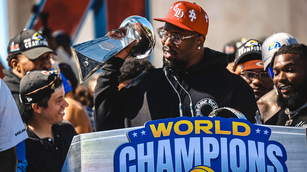 Los Angeles Rams outside linebacker Von Miller lifts the the Lombardi  Trophy after the Rams def …