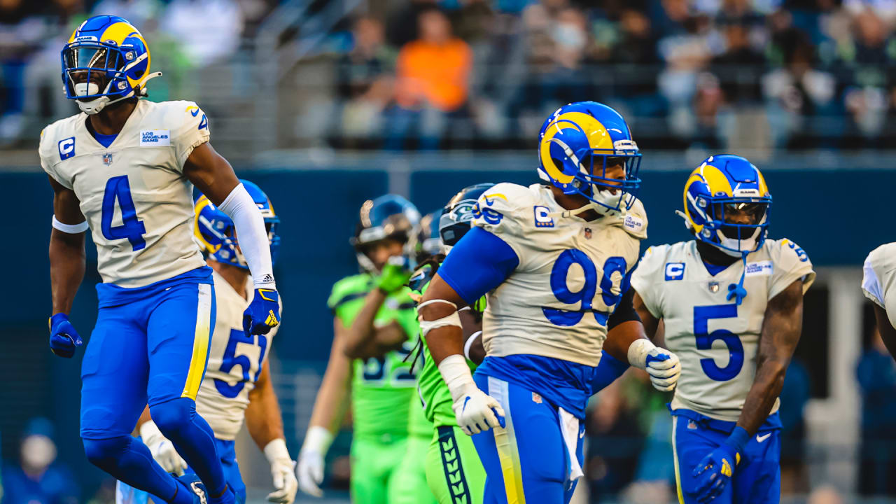 Los Angeles Rams linebacker Ernest Jones speeds into the Seahawks backfield  to get a 6-yard TFL