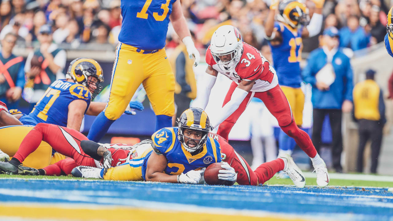 Malcolm Brown punches in a 3-yard rushing TD to give Rams lead