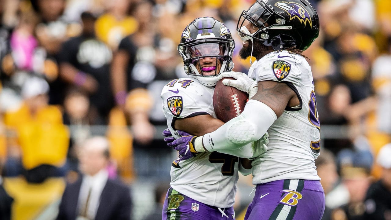 Ravens CB Marlon Humphrey on sideline with helmet off vs Chiefs