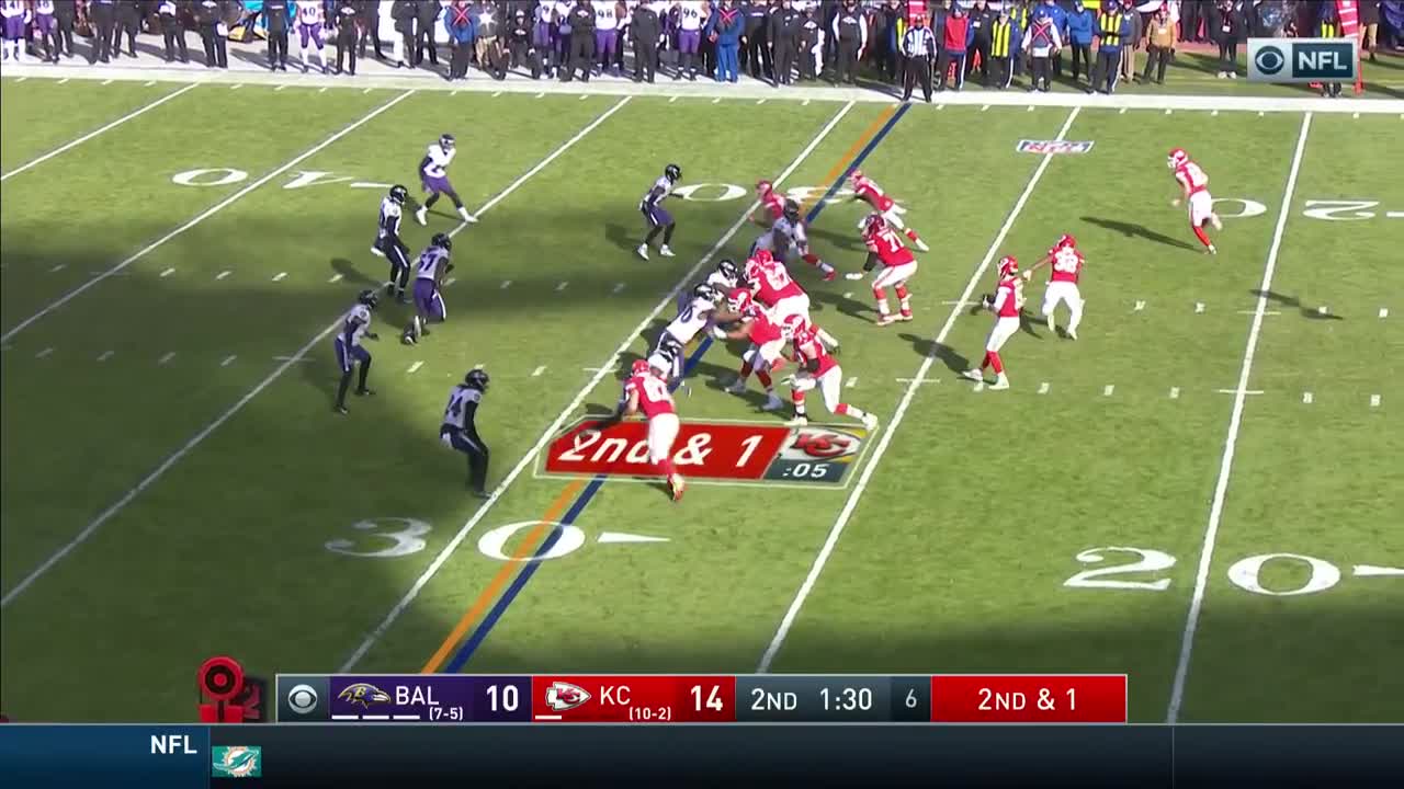 Patrick Mahomes throws TD pass of the season, a no-look toss in