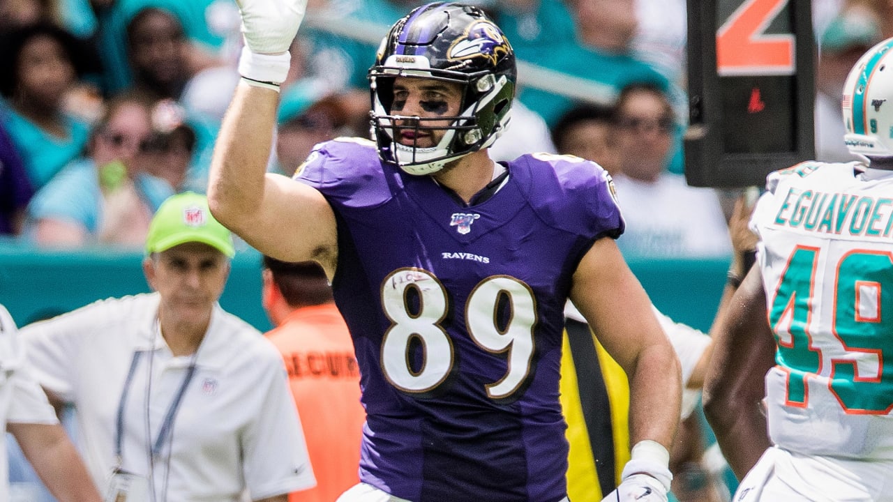 Baltimore Ravens tight end Mark Andrews (89) works out during the