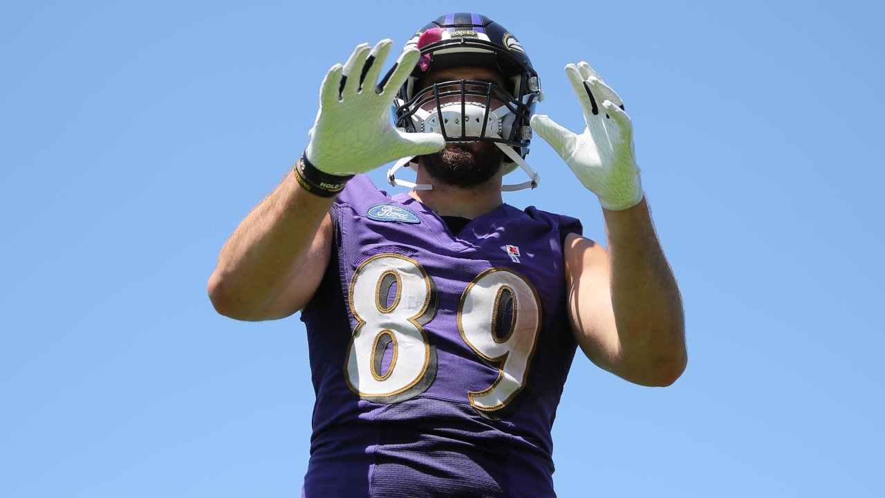 Baltimore Ravens tight end Mark Andrews (89) works out during the team's  NFL football training camp, Saturday, July 29, 2023, in Baltimore. (AP  Photo/Nick Wass Stock Photo - Alamy