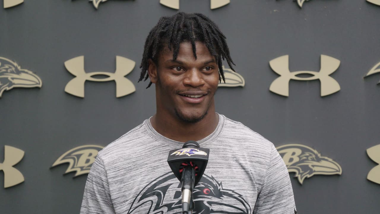 Lamar Jackson debuts new hairstyle at press conference for new