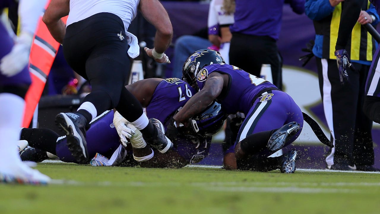 Highlight Michael Pierce Dives on Fourth Down Fumble