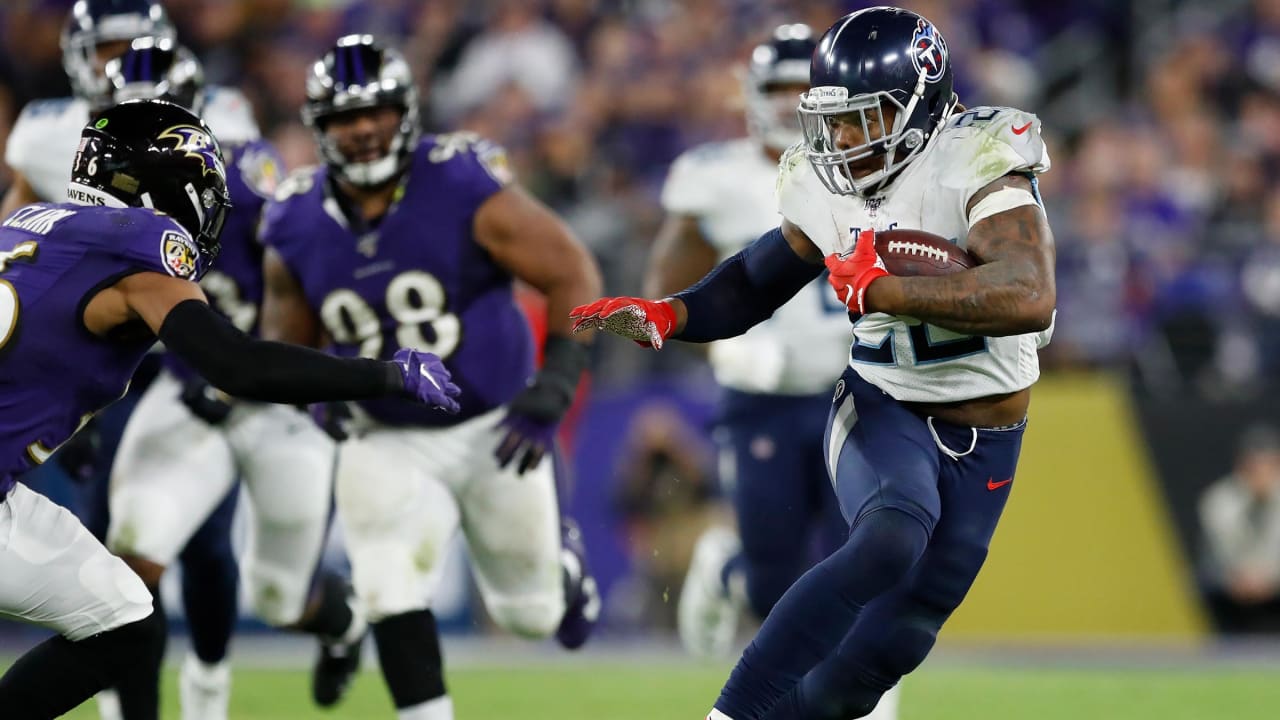 Derrick Henry shows off Titans throwback jersey for this season