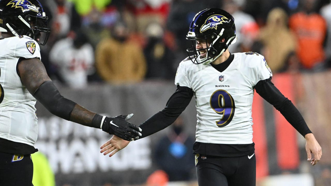 PHOTO: Ravens K Justin Tucker receives gift basket from Dr. Pepper