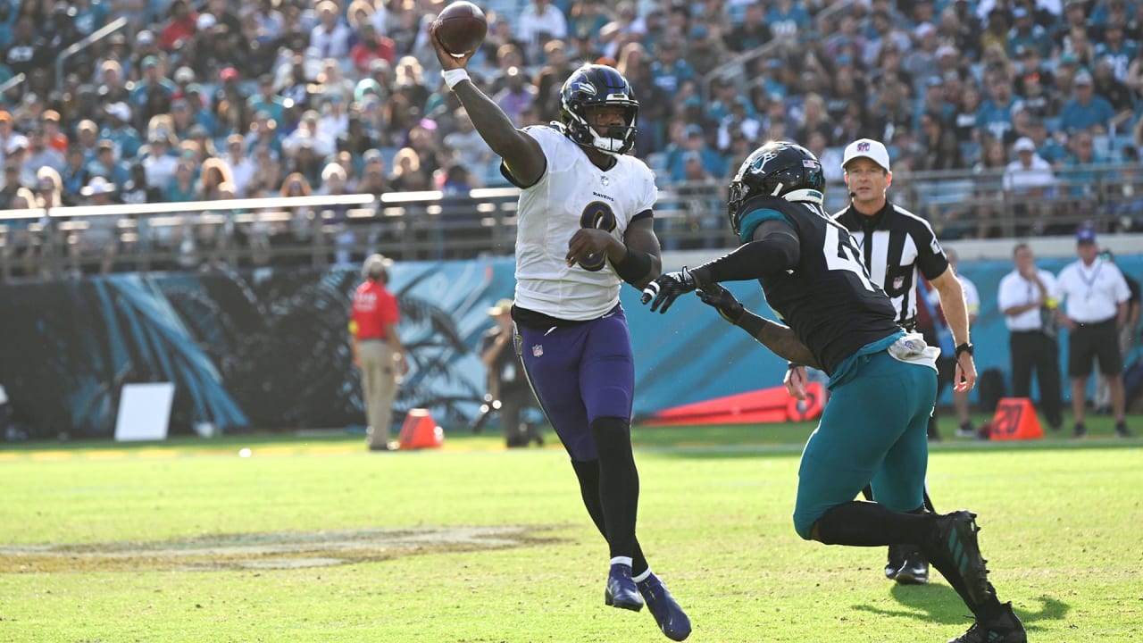 Jaguars fan runs on field, gets slammed during Jacksonville touchdown