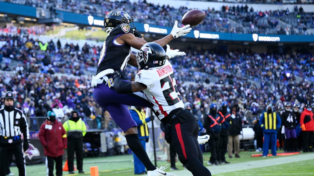 BALTIMORE, MD - AUGUST 27: Baltimore Ravens wide receiver Demarcus Robinson  (10) catches a pass during the NFL preseason football game between the  Washington Commanders and Baltimore Ravens on August 27, 2022