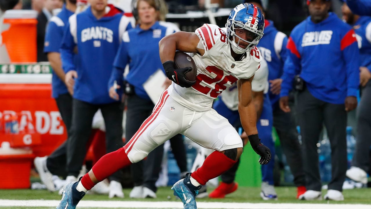 Saquon Barkley runs with ball vs Green Bay Packers in London.