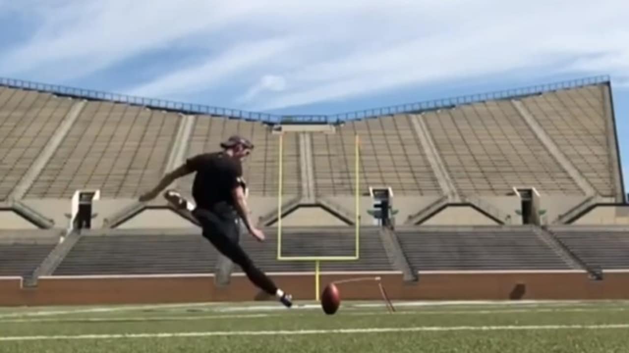 Baltimore Ravens kicker Justin Tucker DRILLS 70yard field goal in practice
