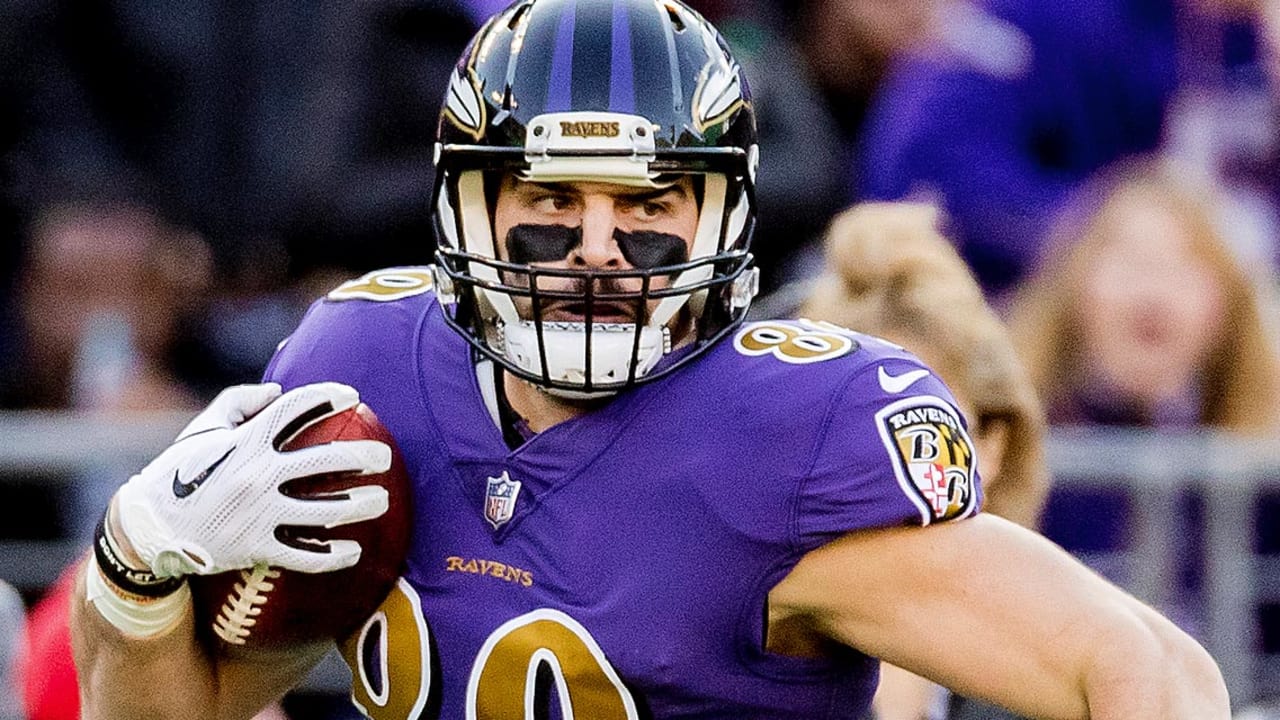 Baltimore Ravens tight end Mark Andrews (89) takes to the field