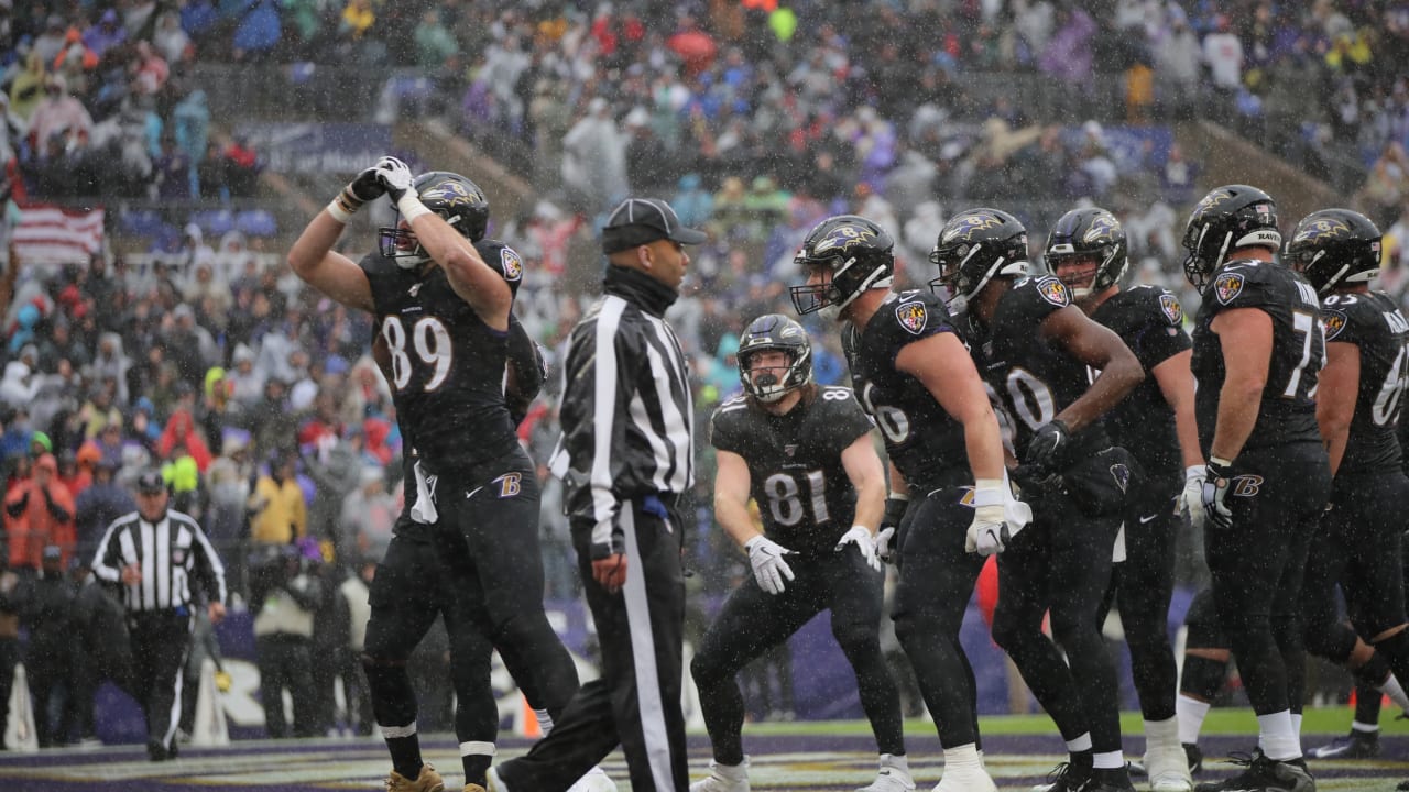 Baltimore, United States. 01st Dec, 2019. Baltimore Ravens tight end Mark  Andrews (89) celebrates a 20-yard touchdown pass against the San Francisco  49ers during the first half of an NFL game at