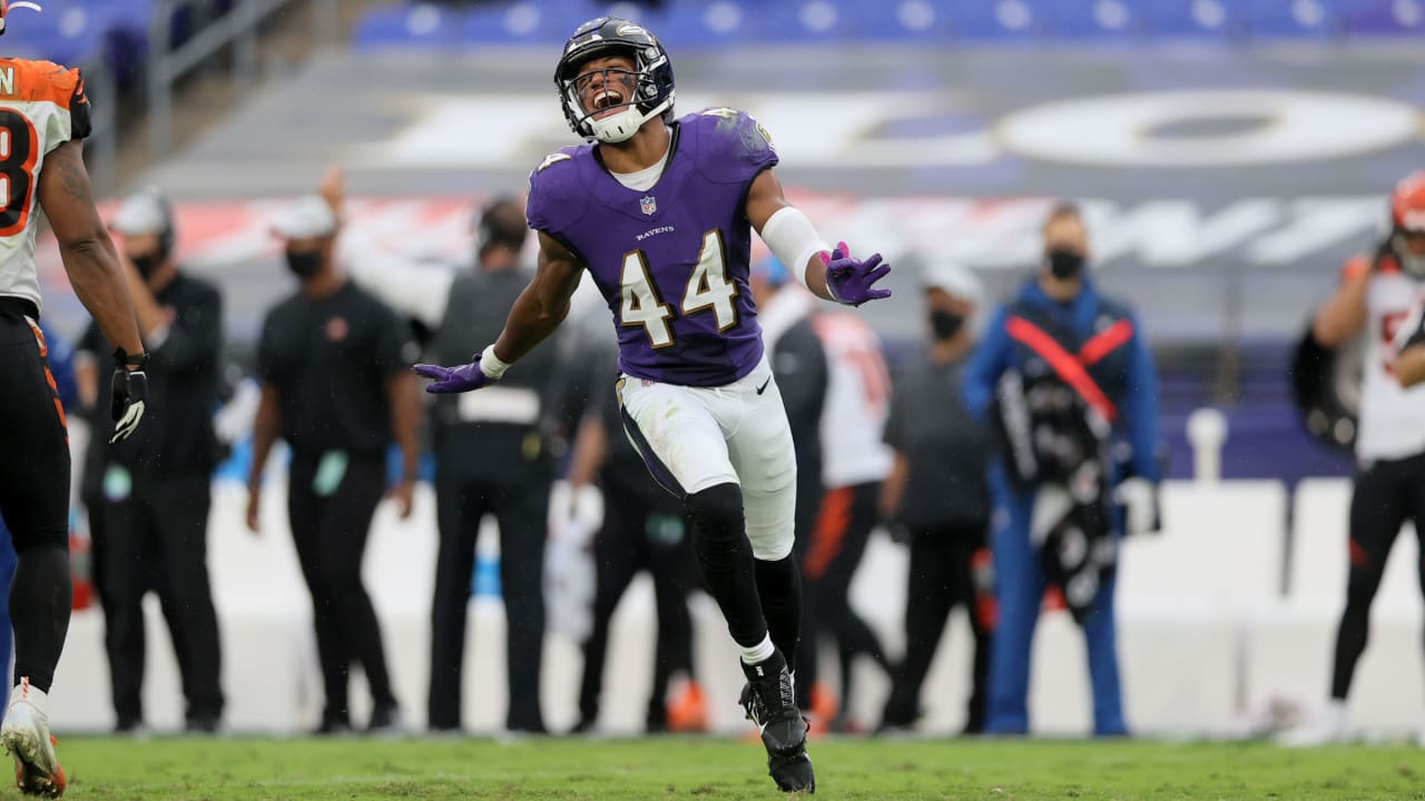 Baltimore Ravens cornerback Marlon Humphrey warms up before an NFL  wild-card playoff football game against the Cincinnati Bengals in  Cincinnati, Sunday, Jan. 15, 2023. (AP Photo/Darron Cummings Stock Photo -  Alamy