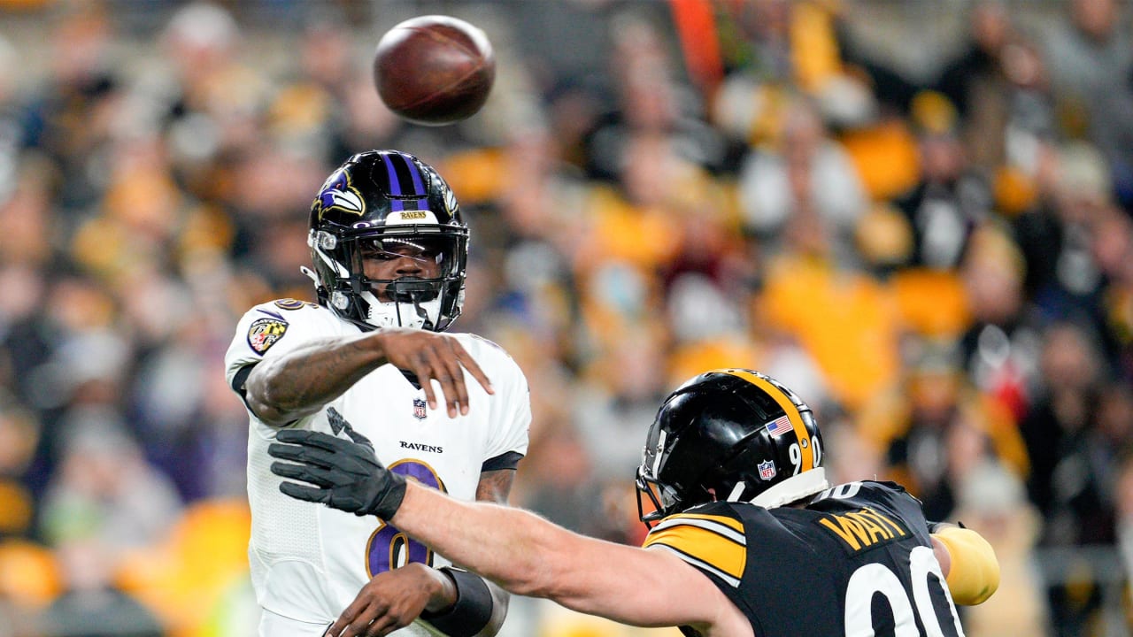 Lamar Jackson has 4 TDs as Ravens roll past Browns