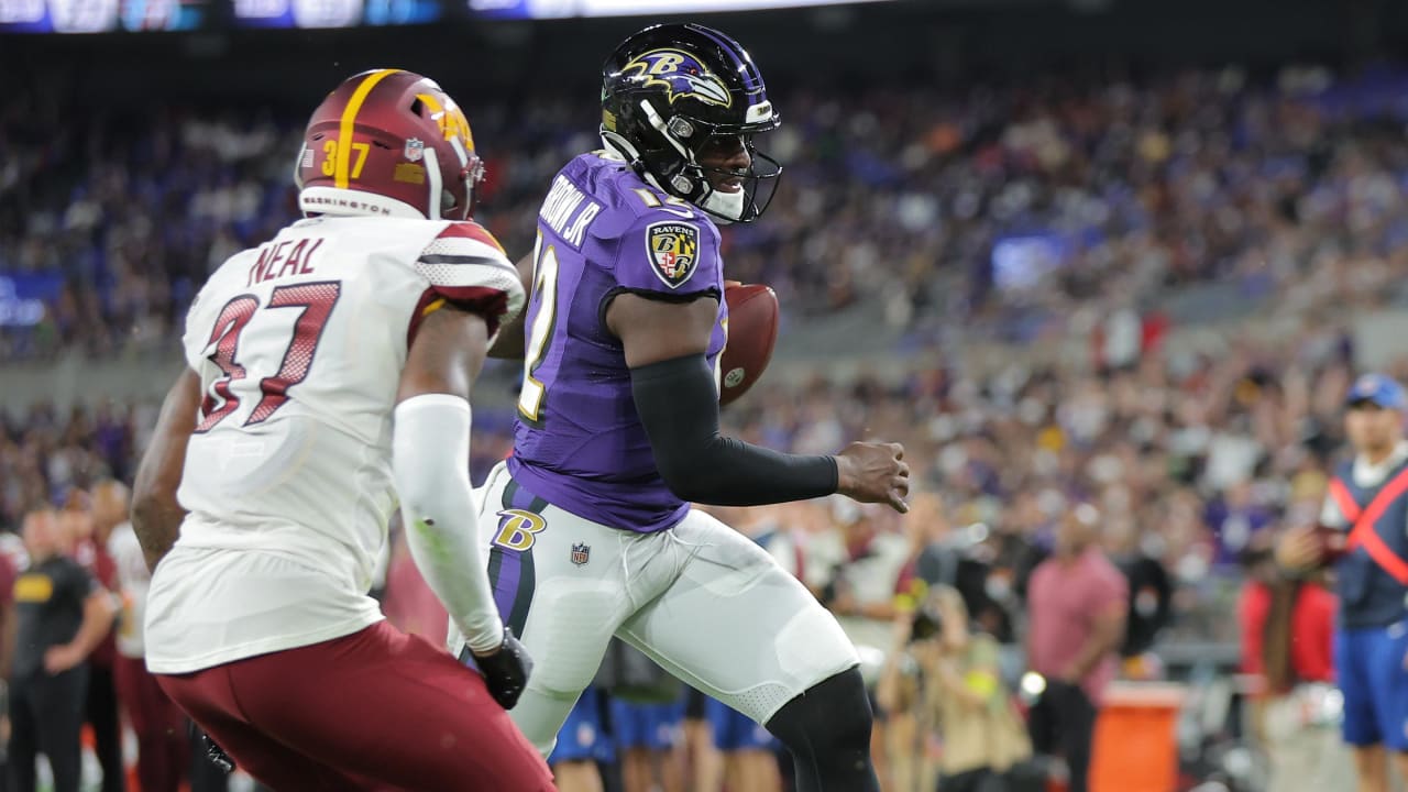 BALTIMORE, MD - AUGUST 27: Baltimore Ravens wide receiver Demarcus Robinson  (10) catches a pass during the NFL preseason football game between the  Washington Commanders and Baltimore Ravens on August 27, 2022