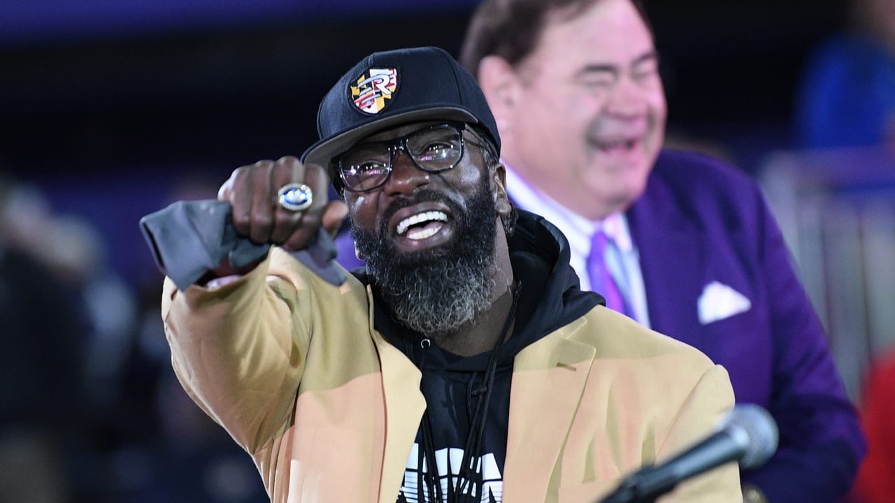 VIDEO: Ravens Legend Ed Reed Shouts Out His Barber During Hall of Fame  Speech