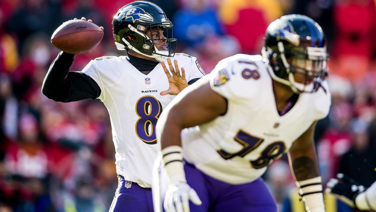 Quarterback Steve McNair of the Baltimore Ravens looks for a