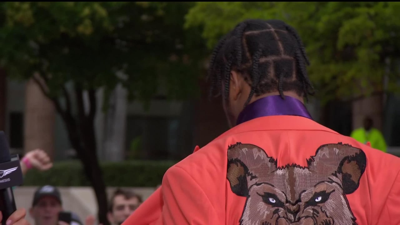 Lamar Jackson Shows Off Suit On Nfl Honors Red Carpet