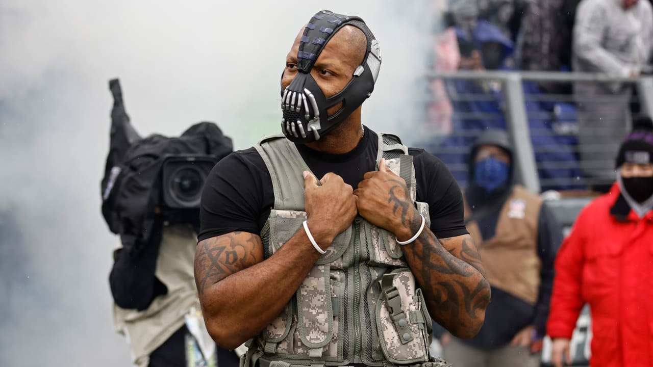 Terrell Suggs makes his entrance in Ravens vs. Steelers in Bane mask