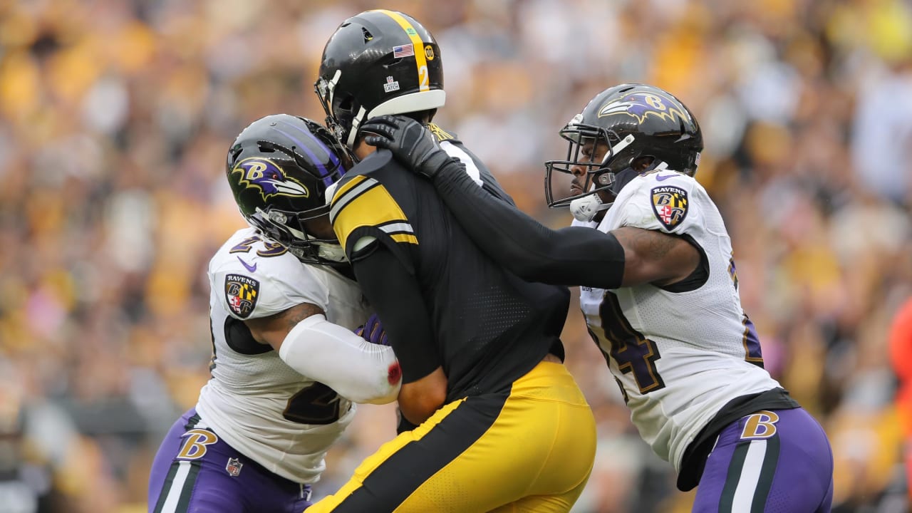 JuJu Smith-Schuster watched Steelers-Ravens with his helmet on