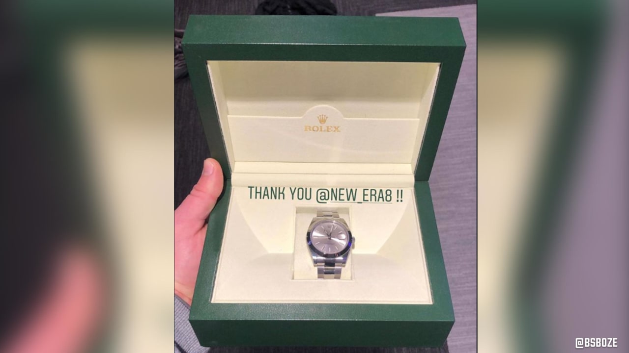 Woman criticizes Lamar Jackson for giving his O-line Rolex watches