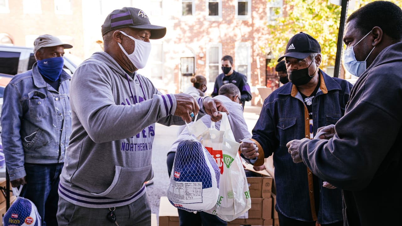 Bucs linemen hand out Thanksgiving dinner to 1,000 families in  drive-through event