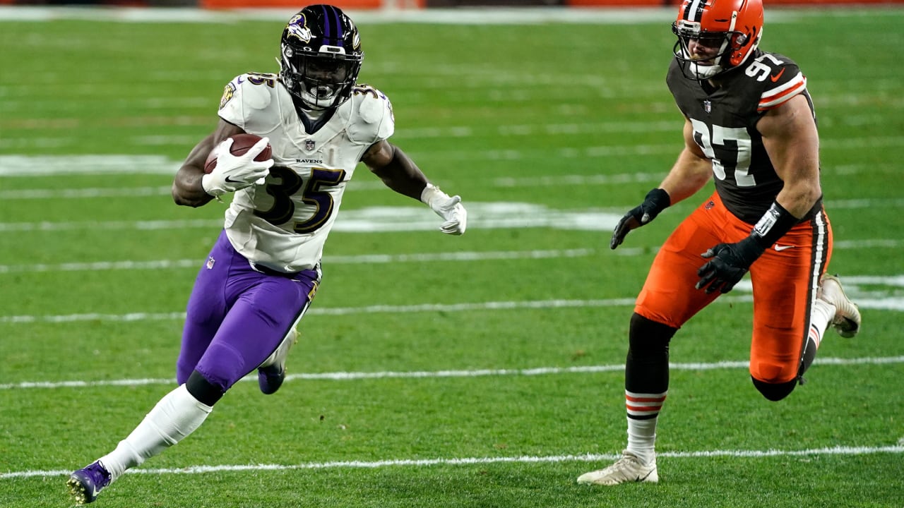 Gus Edwards' 2 TDs lead Ravens to victory over Browns