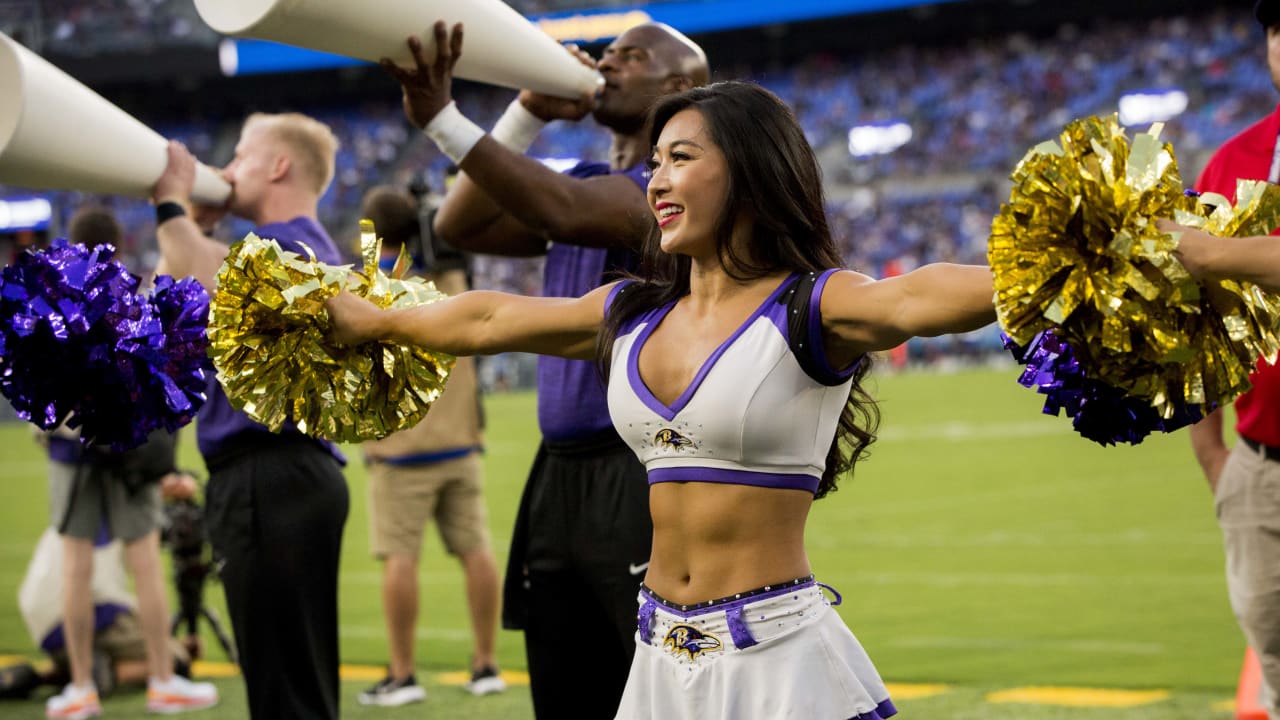 Tennessee Titans cheerleaders prepare to welcome the team to the