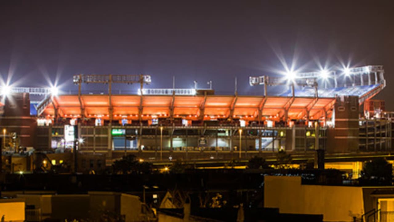 Who's invited to the governor's Orioles and Ravens skyboxes