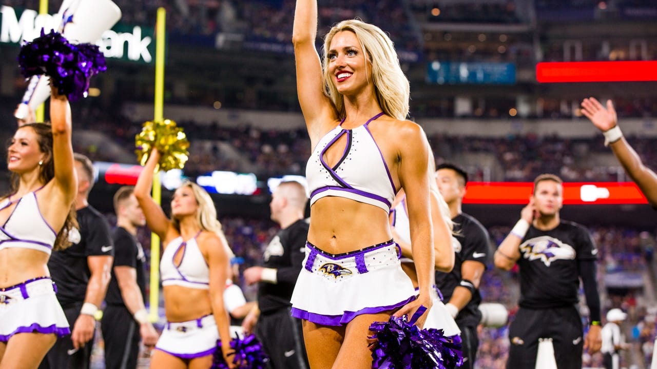 NFL World Reacts To Cowboys Cheerleader's Swimsuit Photo - The Spun: What's  Trending In The Sports World Today