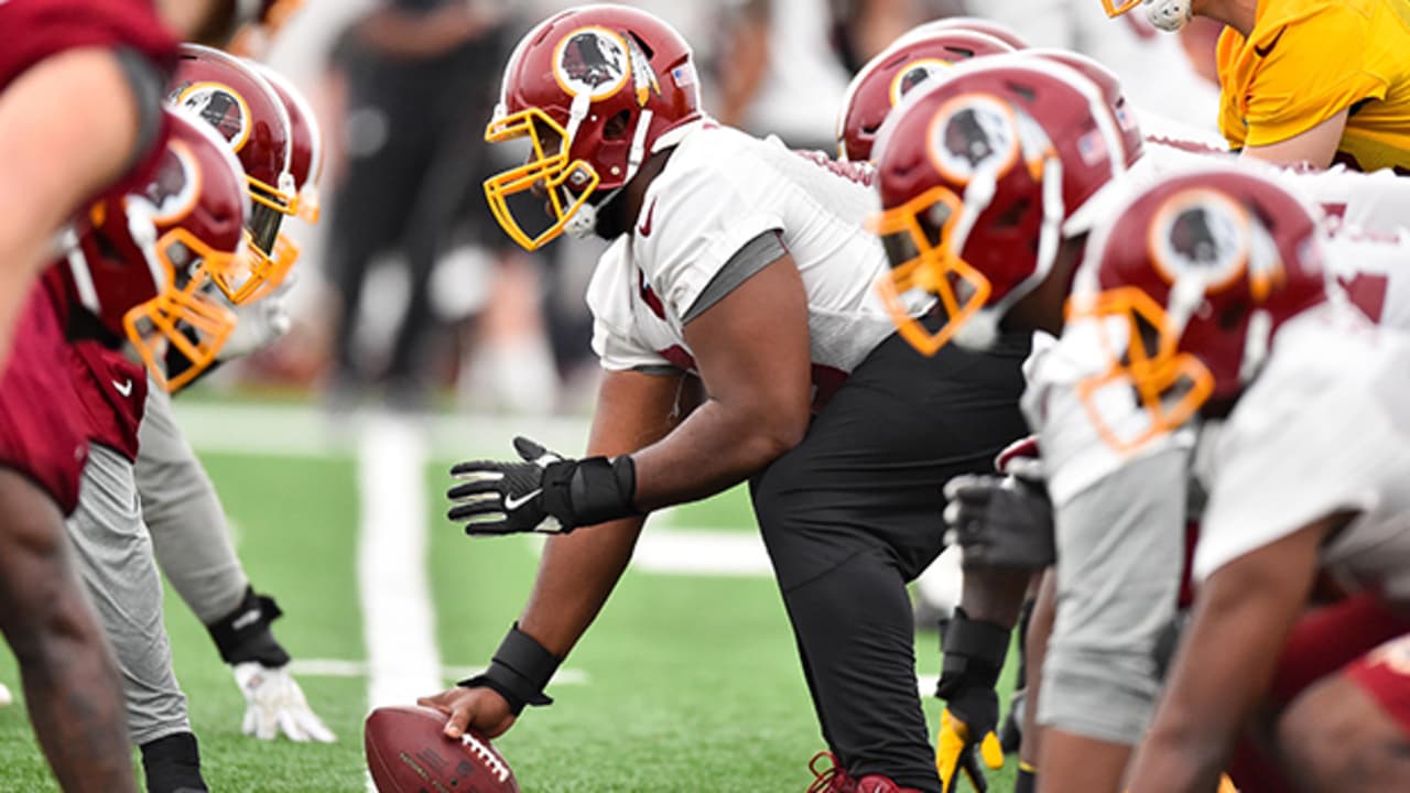 What Pros Wear: What Do NFL Offensive Lineman Wear? Here's the Helmets,  Cleats and Gloves Worn by NFL Starting OL in 2021 - What Pros Wear