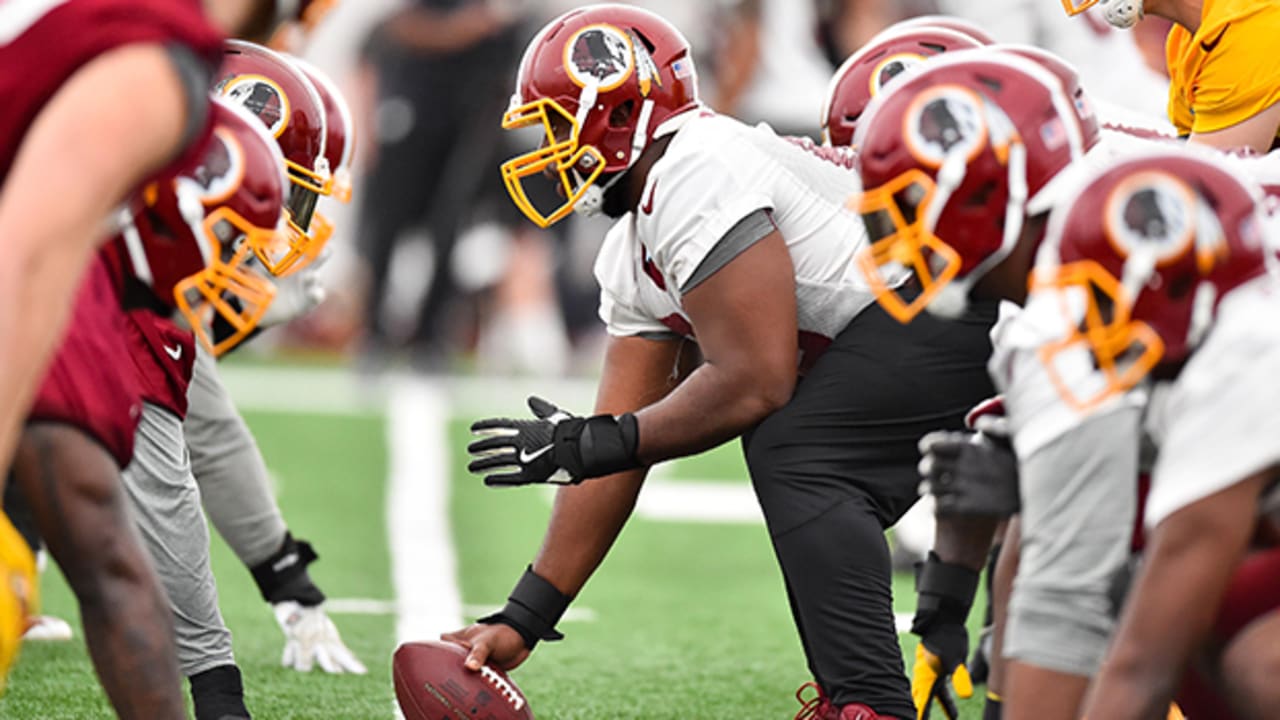 What Pros Wear: What Do NFL Offensive Lineman Wear? Here's the Helmets,  Cleats and Gloves Worn by NFL Starting OL in 2021 - What Pros Wear