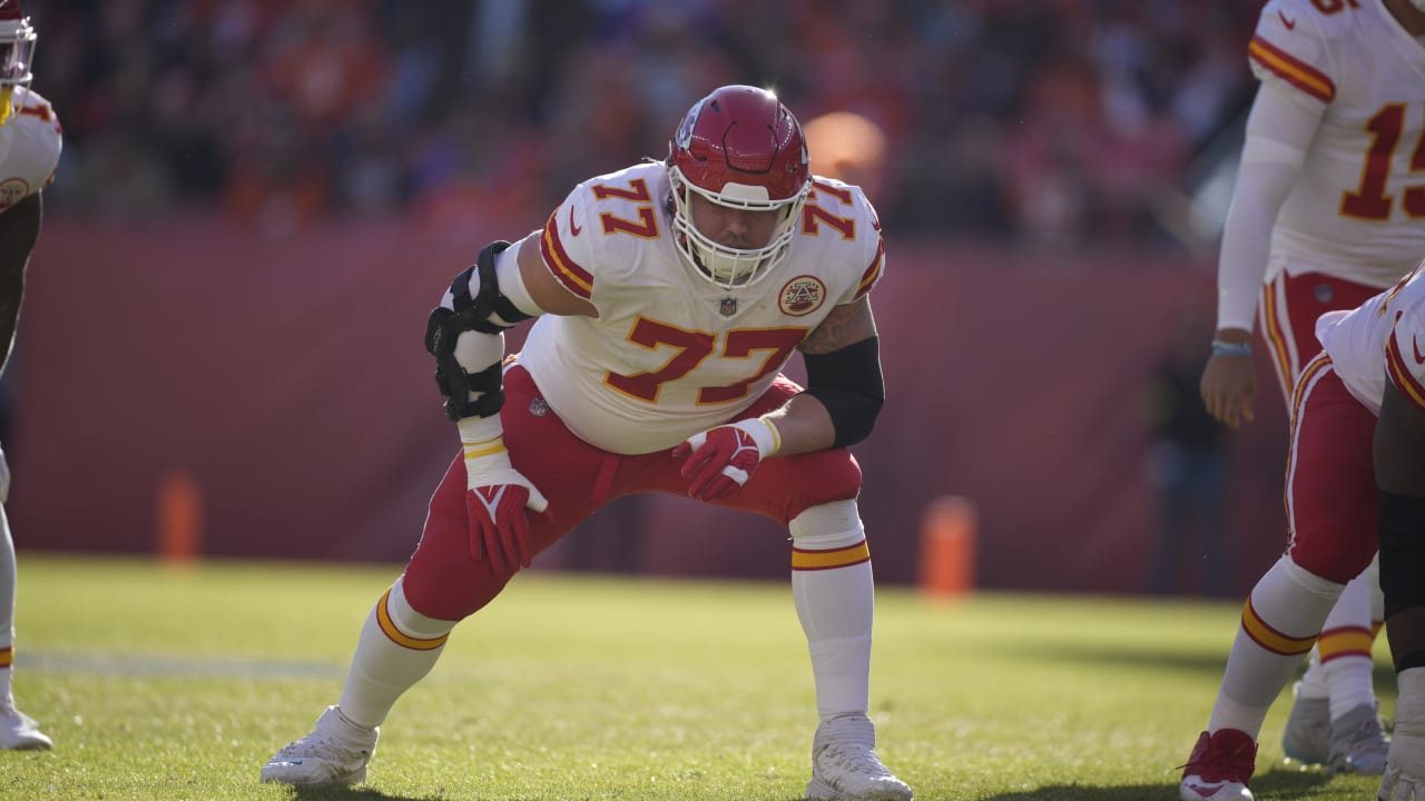 Kansas City Chiefs guard Andrew Wylie (77) lines up for the play