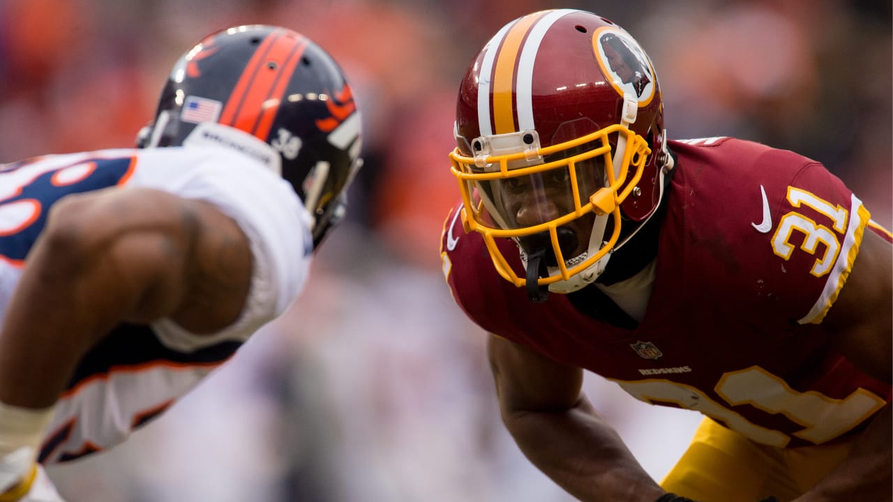 05 December 2010: Washington Redskins tight end Chris Cooley (47) carries  the ball during the second half of the game at the New Meadowlands Stadium  in East Rutherford, NJ. The Giants defeated