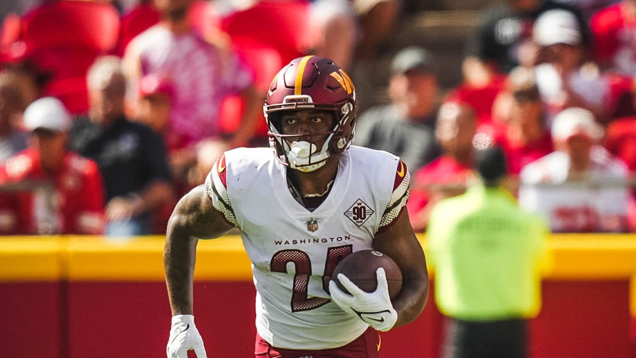 Washington Commanders running back Antonio Gibson shakes tackle on 22-yard  catch and run