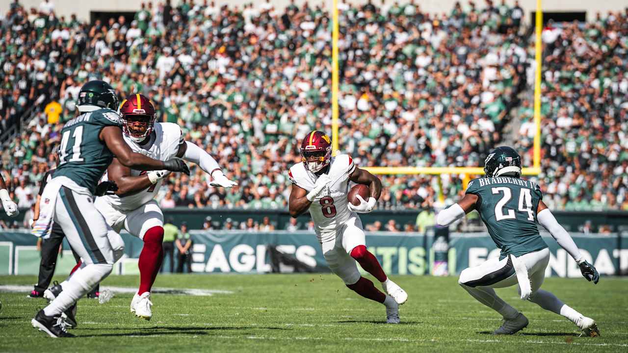 Super Bowl 2023: Eagles' Jalen Hurts adjusts cleats, Terry