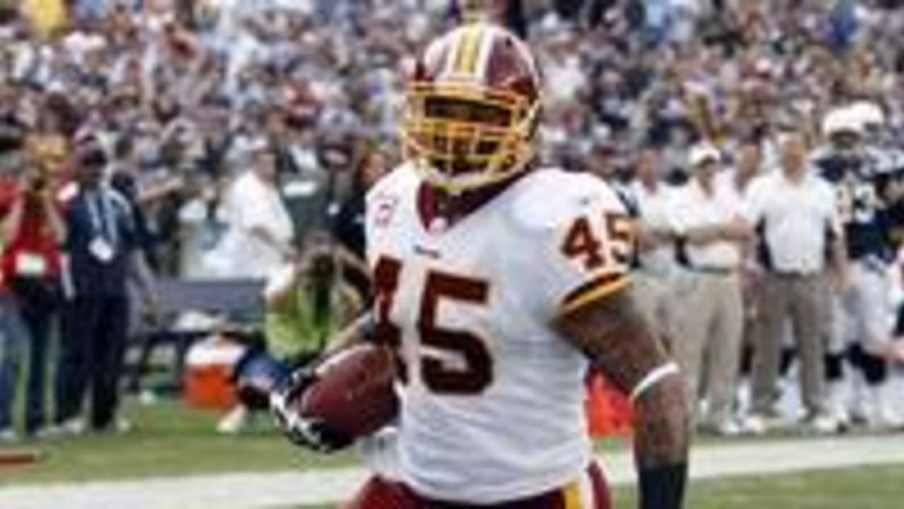 Washington Redskins Santana Moss, with a No. 21 on his jersey, catches a  10-yard pass for a first down during the 2nd quarter of game on December 2,  2007. The Redskins have