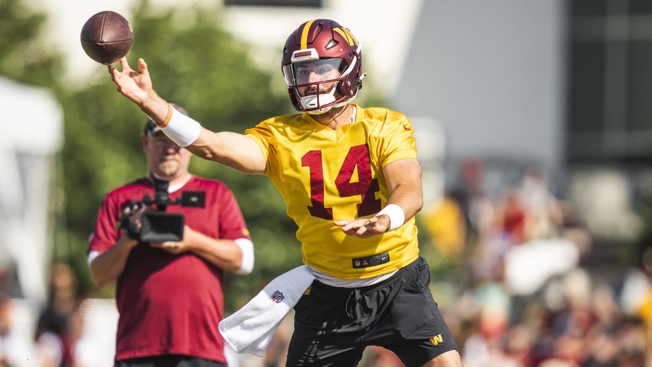 Pictures, videos, news, and notes from the Washington Commanders Training  Camp practice at FedEx Field - Hogs Haven