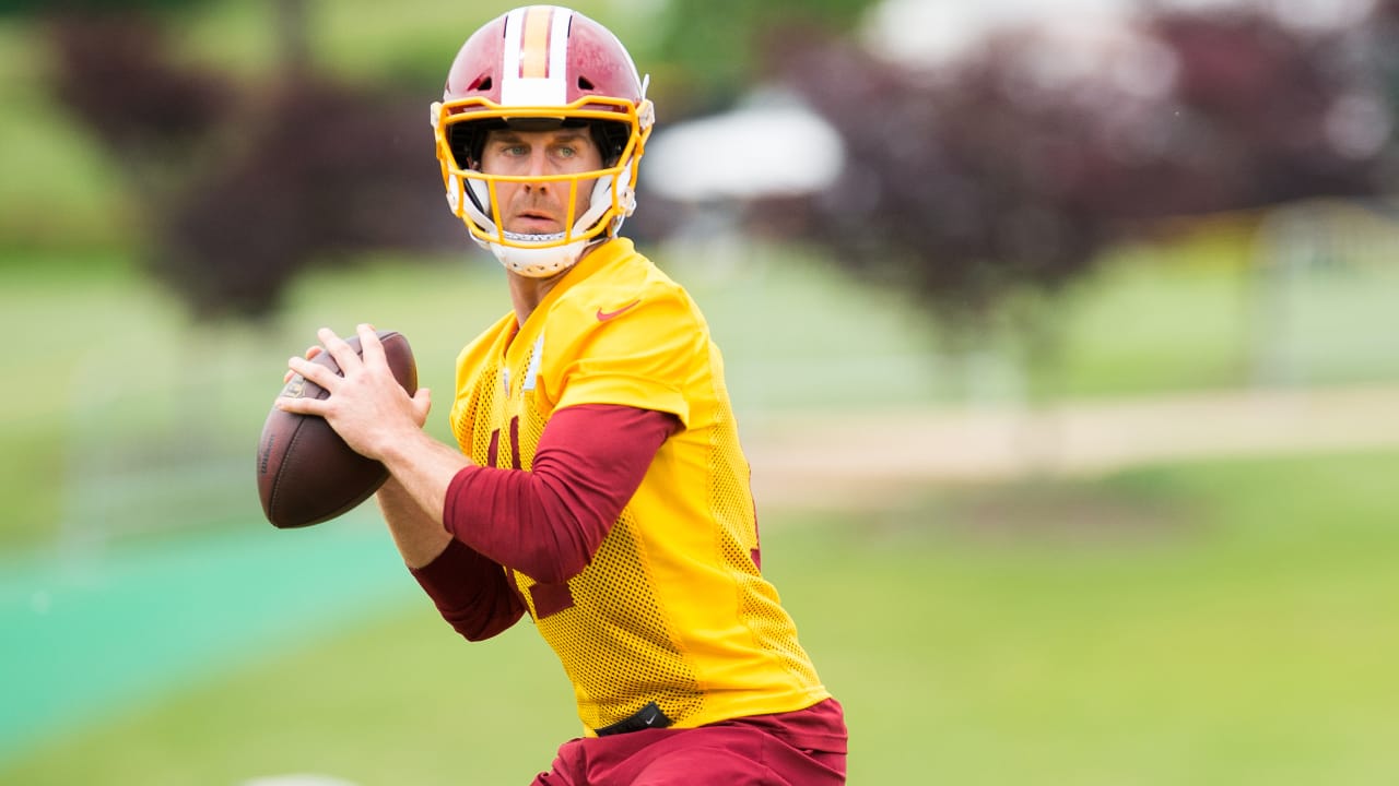 Quarterback Alex Smith of the San Francisco 49ers prepares to throw a