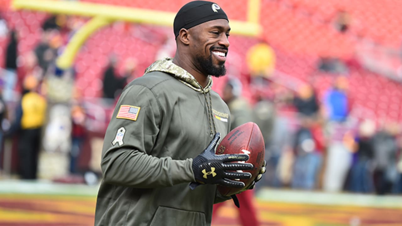 Vernon Davis Proposes To His Girlfriend With A Creative