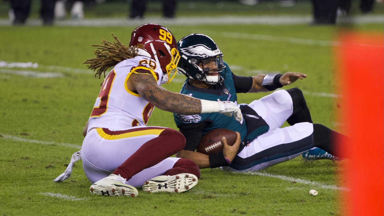 Super Bowl 2023: Eagles' Jalen Hurts adjusts cleats, Terry