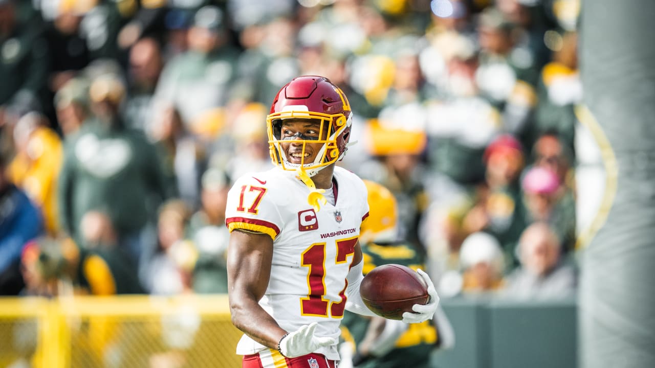 Washington Commanders wide receiver Terry McLaurin (17) runs