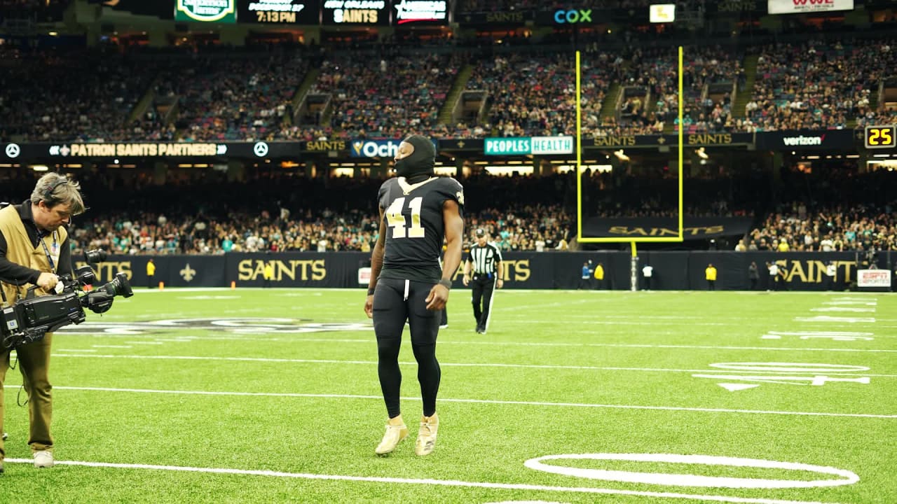 Fans cheer as New Orleans Saints running back Alvin Kamara (41