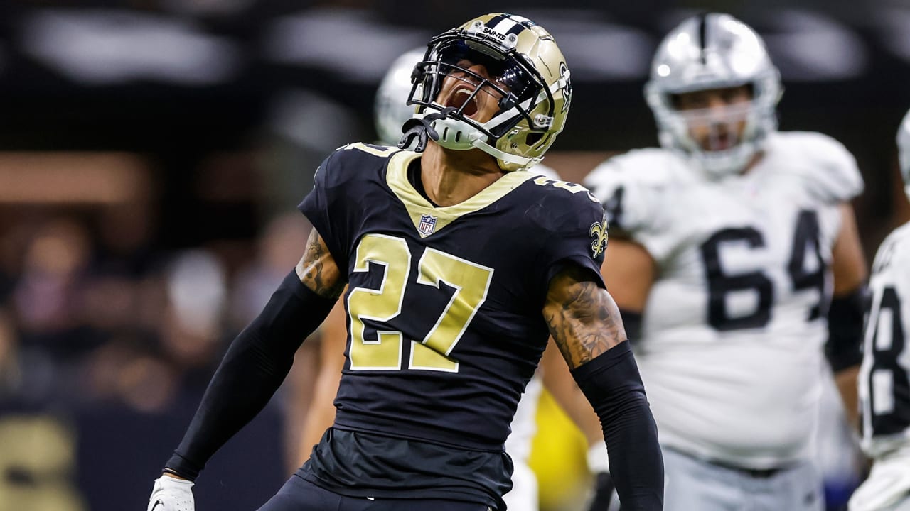 New Orleans Saints cornerback Alontae Taylor (1) warms up before