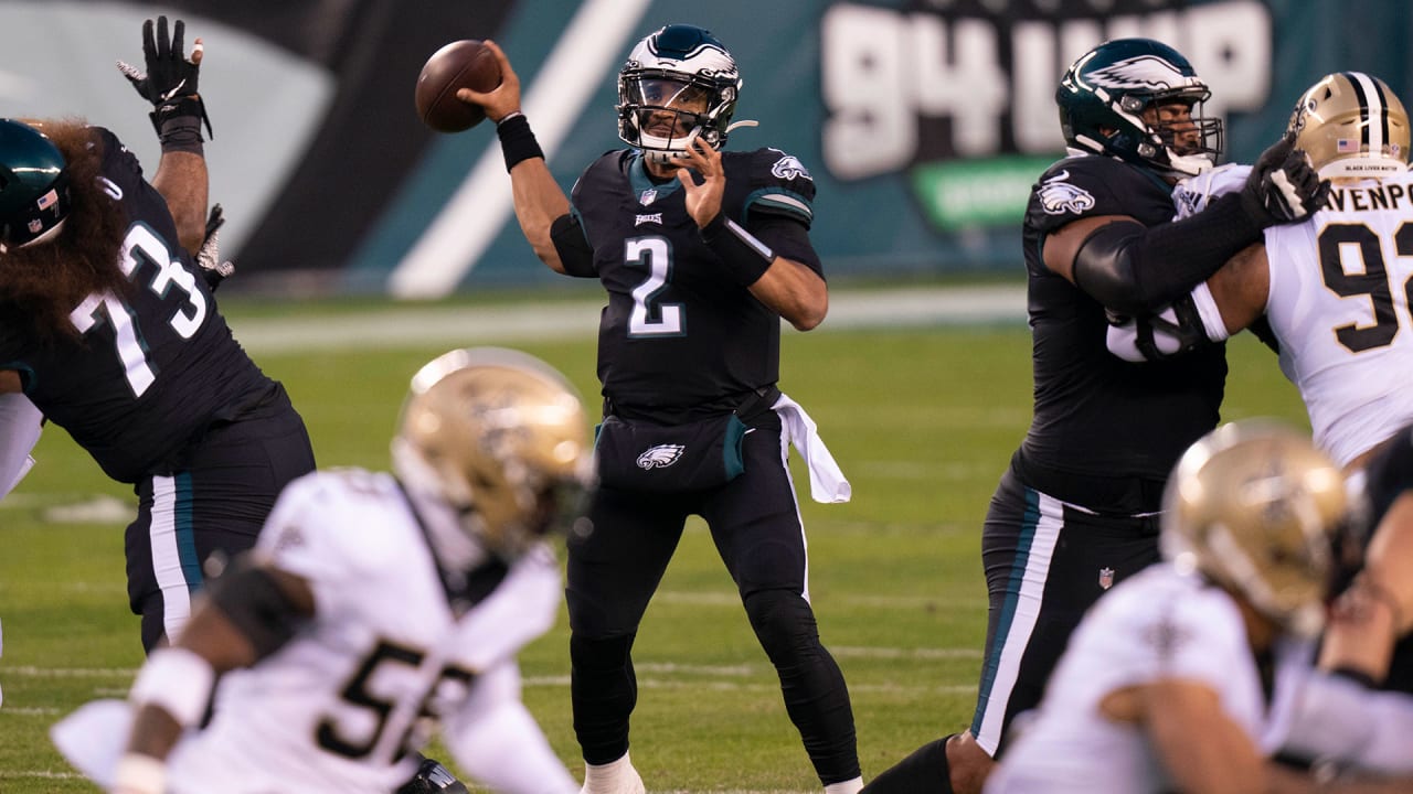 Jalen Hurts helps Eagles beat Saints 24-21