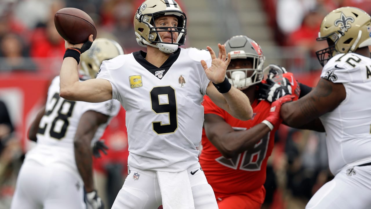 November 29, 2018: New Orleans Saints quarterback Drew Brees #9 passes to  New Orleans Saints wide receiver Michael Thomas #13 during a Thursday Night  Football NFL game between the New Orleans Saints