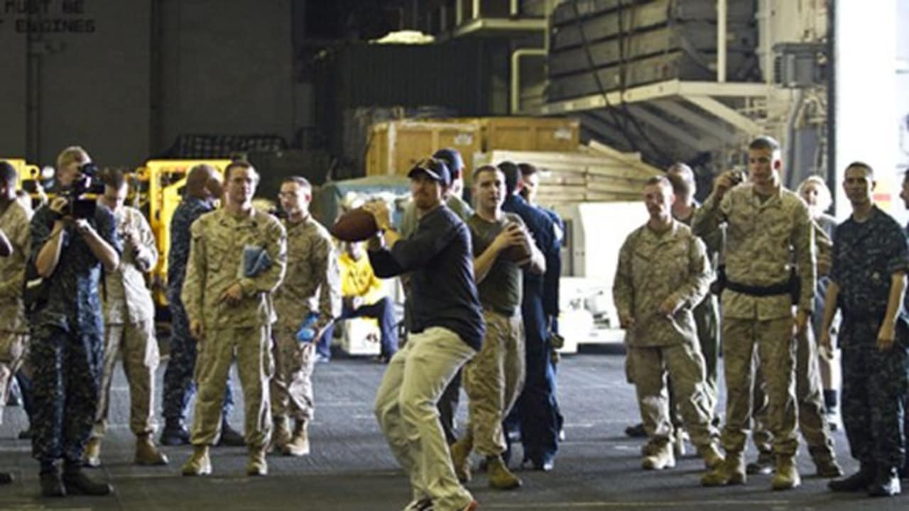 Photos: Drew Brees visits Marines, takes aim with gun 