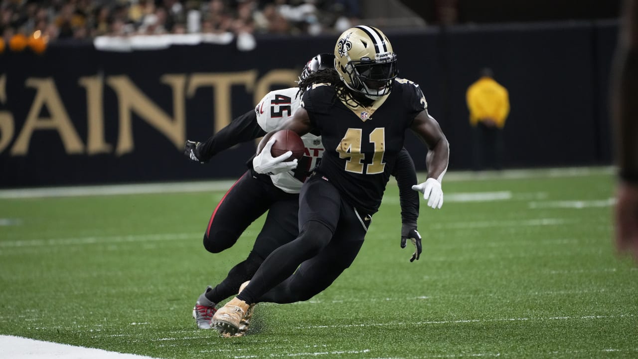 Alvin Kamara continues to work on his balance with insane workouts